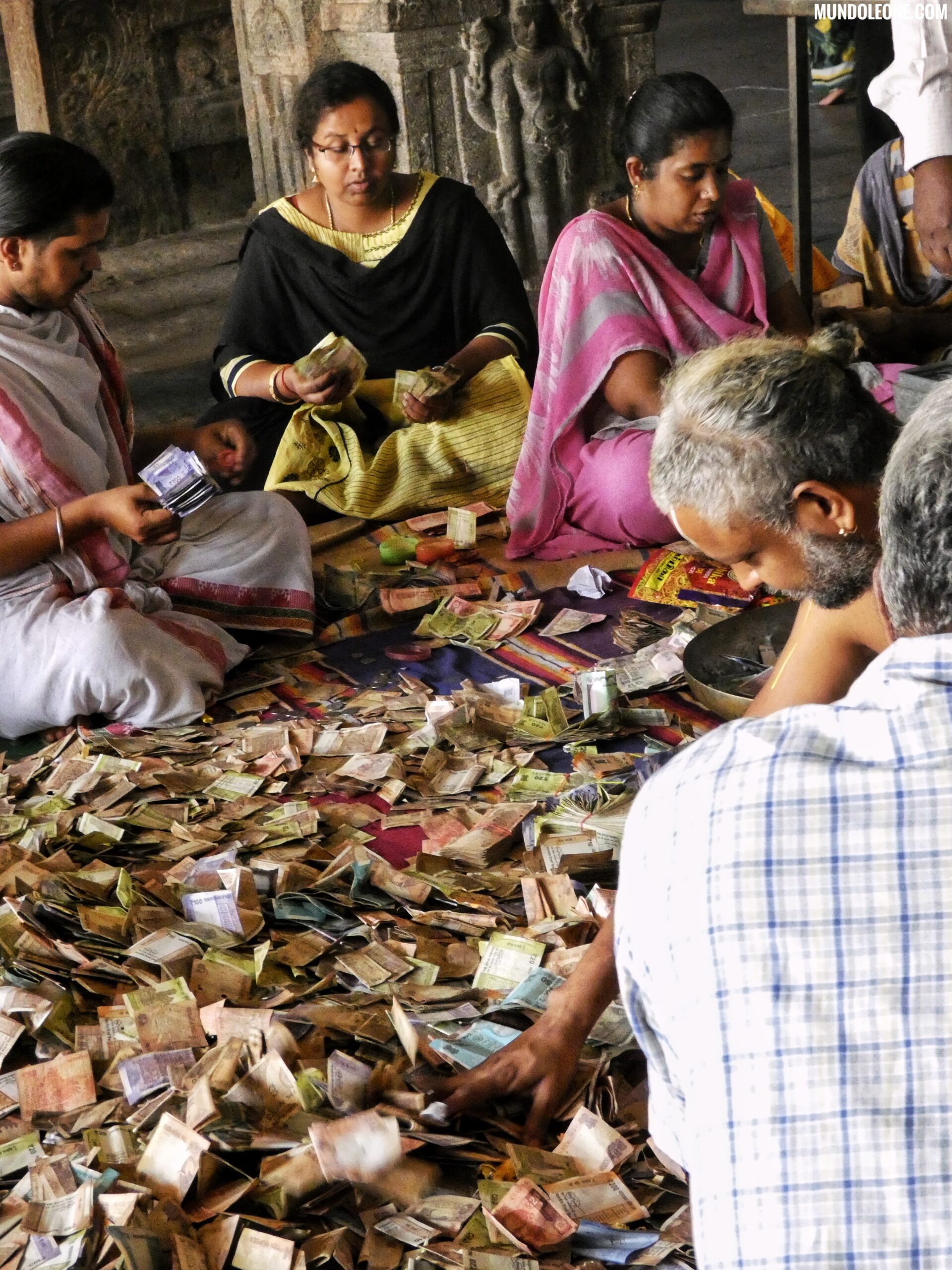 Tamil Nadu travel guide, Sarangapani Temple - Kumbakonam, peopl counting money