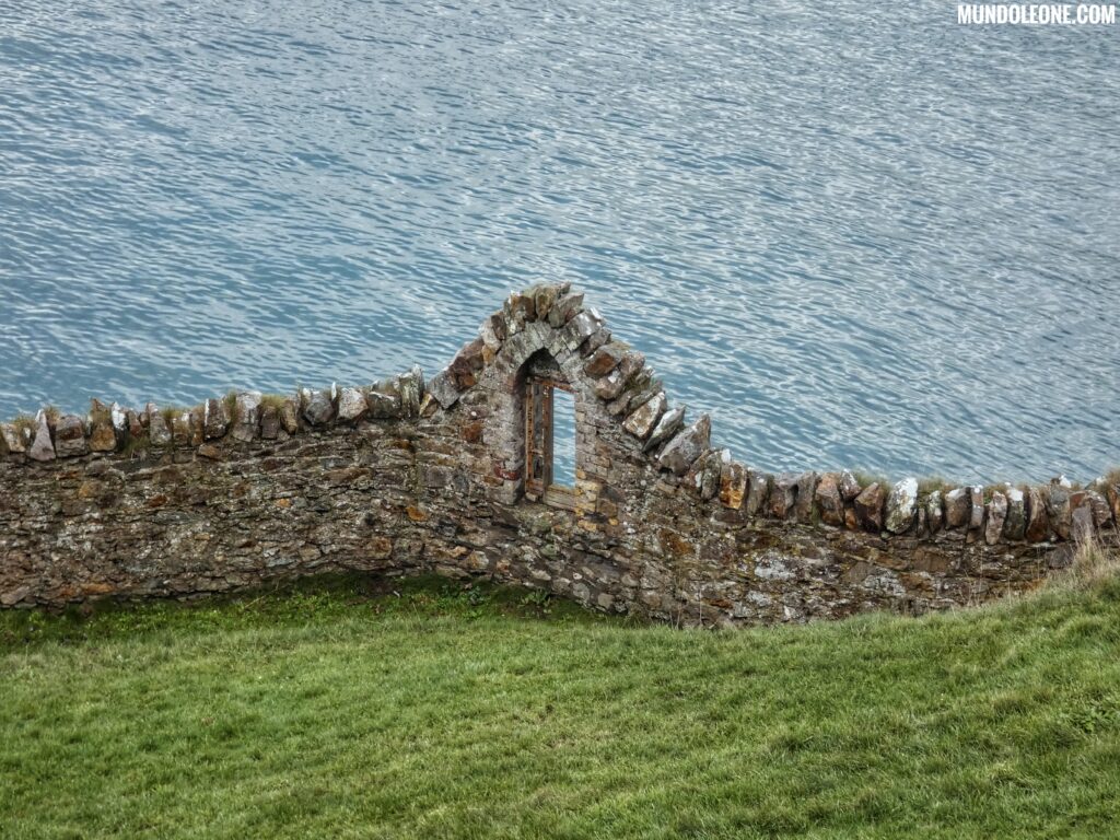 Dublin online travel guide, wall in Howth